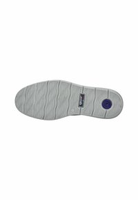 Suola di sneaker grigia chiara con motivi a onda testurizzati, un accento circolare viola vicino al tallone e un'etichetta nera con i dettagli del marchio.