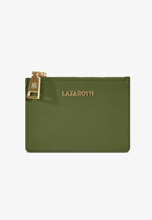 Porte-cartes en cuir vert avec finition texturée, doté d'une fermeture éclair dorée et du logo "LAZAROTTI" embossé en doré à l'avant.