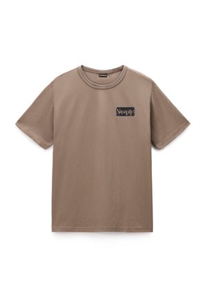 Taupe katoenen T-shirt met korte mouwen, een ronde hals en een klein zwart logo op de linkerkant van de borst met de tekst "Napapijri".