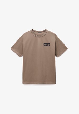 Camiseta de algodón color topo de manga corta con cuello redondo y pequeño parche negro con el logotipo "Napapijri" en el lado izquierdo del pecho.