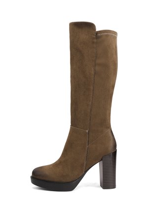 Stivale marrone in suede al ginocchio con tacco alto in nero, punta arrotondata e dettagli di cuciture verticali. Texture liscia con una leggera lucentezza.