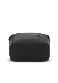 Bolsa rectangular negra hecha de un material suave, con un bolsillo con cremallera en la parte superior y bordes limpios para un diseño minimalista.