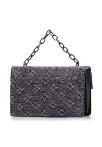 Grau beschichtete Handtasche mit geprägtem Strahlenmuster, ausgestattet mit einem schwarzen Kettenhenkel und einer eleganten rechteckigen Form.