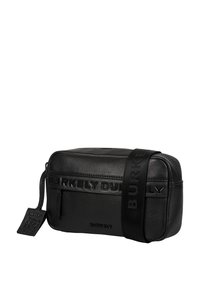 Borsa da toeletta in pelle nera di forma rettangolare, con nome del brand impresso, chiusura con zip e tracolla in tessuto staccabile. Superficie texturizzata.