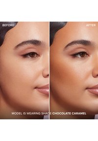 Twee naast elkaar geplaatste afbeeldingen van het gezicht van een model. Links: natuurlijke huidtint. Rechts: verbeterd met foundation in de tint Chocolate Caramel, met een gladde afwerking.