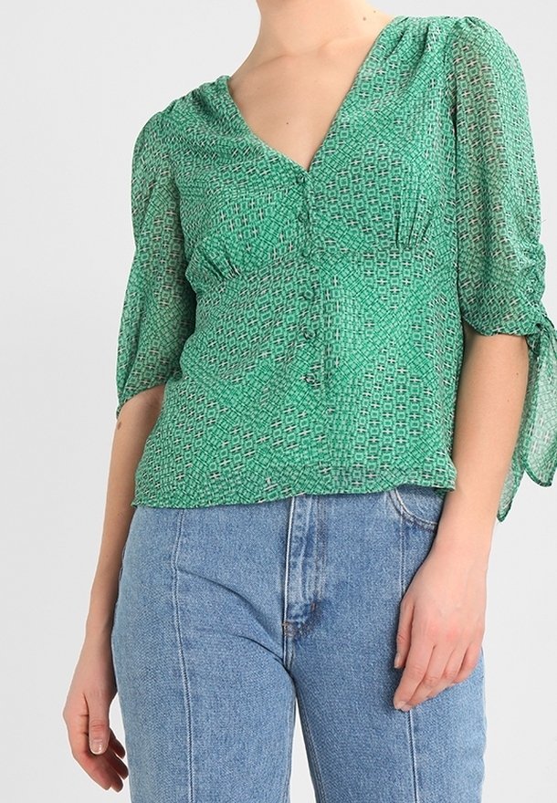 Zelená patterned blůza s výstřihem do V, nabíranými rukávy a knoflíkovým zapínáním vepředu, vyrobená z lehké texturované látky.