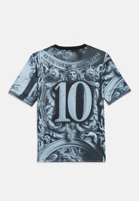 Lyhythihainen t-paita, jossa on harmaa kuvioitu muotoilu, näkyvä numero '10' ja koristeellisia yksityiskohtia, pehmeästä kankaasta valmistettu ja pyöreällä kaula-aukolla.