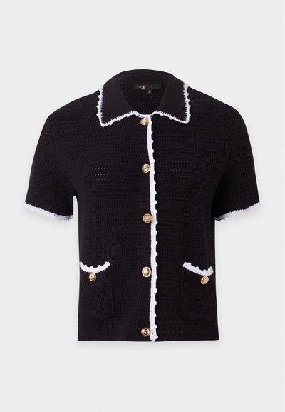 Cardigan en maille noir à manches courtes avec bordure blanche, boutons dorés sur le devant, deux poches avant et un large col avec bord blanc.