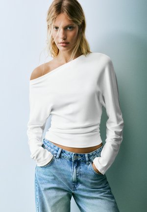 PULL&BEAR, ASYMMETRIC LONG SLEEVE WITH GATHERED DETAIL - TOP - T-shirt à manches longues - white