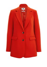 Červený blazer vyrobený z texturovaného materiálu, se špičatým klopem, dvěma předními kapsami a dvěma černými knoflíky. Přizpůsobený střih s hladkou podšívkou.