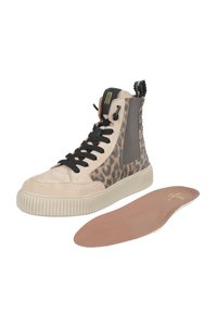 Wysokie trampki z beżowego zamszu z panelami w panterkę po bokach i czarnymi sznurówkami. Zawierają wyjmowaną brązową wkładkę. Miękka, teksturowana powierzchnia.
