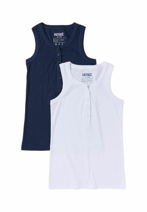 Zwei ärmellose, gerippte Tanktops mit Knopfleiste vorne, eines in Navyblau und eines in Weiß, Marke FatFace, flach auf weißem Hintergrund liegend.