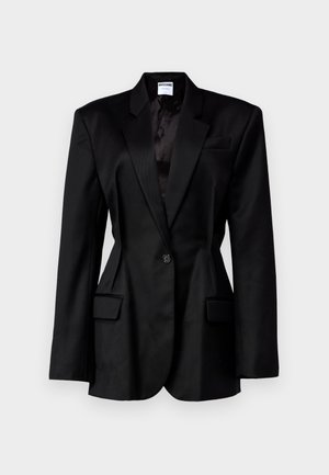 Blazer negro con corte entallado, solapas de muesca, cierre de un solo botón, dos bolsillos frontales y forro de satén. Tejido texturizado.