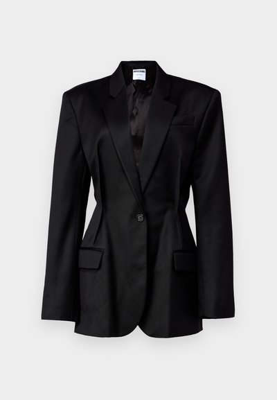 Fekete blézer testre szabott szabással, kihajtható gallérral, egy gombos záródással, két első zsebbel és selyem béléssel. Texturált anyag.