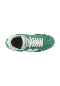 Gröna mockaskor med vita läderdetaljer, rund tå och vita snören. Har en logotagg och en strukturerad gummisula.