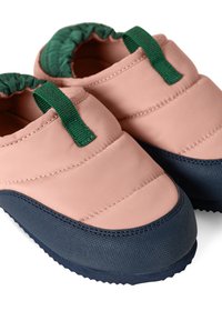 Ροζ και ναυτικό παπούτσια slip-on για εξωτερικούς χώρους με πράσινες ταινίες τραβήγματος και επάνω μέρος από κεντημένο ύφασμα, σχεδιασμένα για καθημερινή χρήση.