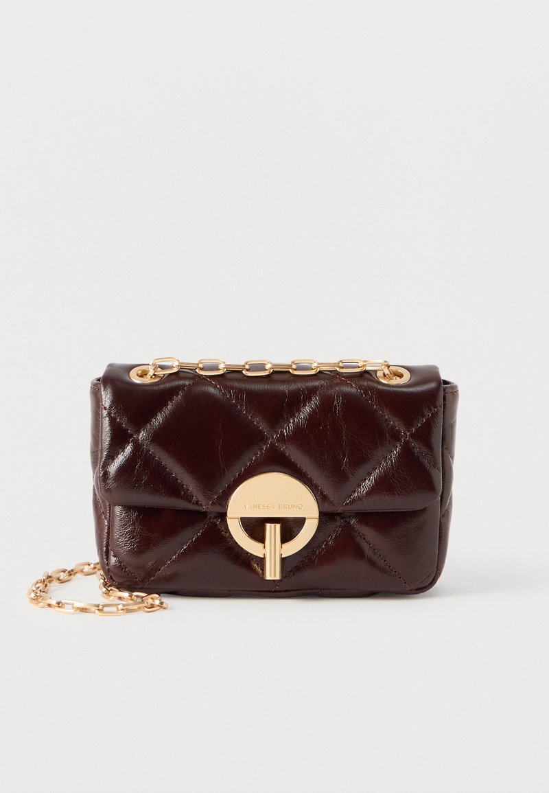 Καφέ σκούρο καπιτονέ δερμάτινο τσαντάκι χιαστί με χρυσό στρογγυλό κούμπωμα και αλυσίδα που ταιριάζει, τοποθετημένο σε απλό λευκό φόντο.