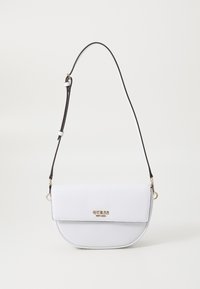Borsa crossbody bianca con fondo arrotondato, texture liscia, logo dorato sul davanti e tracolla nera removibile.