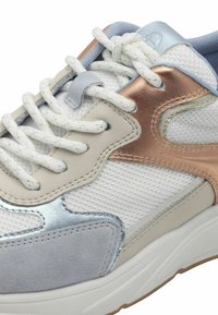Sneaker con tomaia in rete bianca decorata con accenti in blu chiaro, rame metallico e suede grigio; lacci arrotondati; suola intermedia bianca spessa con suola in gomma.