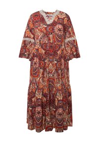 Vestido maxi en un patrón de paisley rojo y beige, con un borde de encaje en el escote y las mangas, que presenta un diseño fluido y en capas.