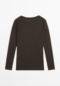 Brązowa bluzka z długim rękawem, o okrągłym dekolcie i gładkiej, miękkiej fakturze. Charakteryzuje się prostym, minimalistycznym designem bez wzorów czy ozdobników.