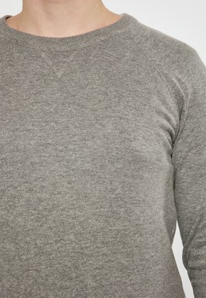 Grauer, langärmeliger Rundhalsausschnitt-Pullover aus strukturiertem Stoff, mit geripptem Halsauschnitt und Raglanärmeln für einen bequemen Sitz.