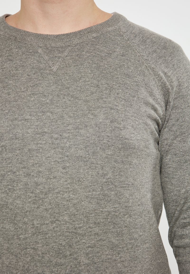 Maglione grigio a maniche lunghe con scollo rotondo, realizzato in tessuto texturizzato, caratterizzato da un colletto a coste e maniche raglan per una vestibilità confortevole.