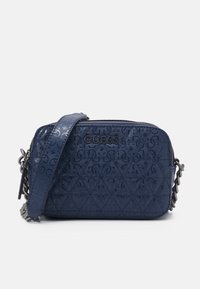 Mørkeblå crossbody taske med tekstureret quiltet design, kædeaccentrem og prægede logo på fronten. Lynlåslukning. Kompakt form.