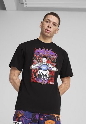 Sort bomulds T-shirt med et levende grafisk tryk af en figur, der holder en blå genstand, omgivet af røde og lilla flammer.