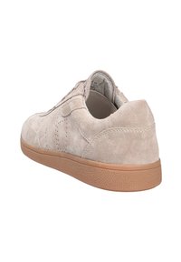 Suède sneaker in lichtbeige met een gestructureerde rubberen zool, voorzien van geperforeerde details en een low-top ontwerp voor casual gebruik.