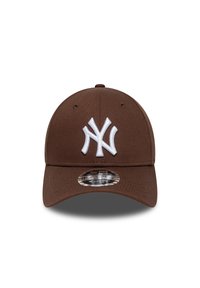 Καφέ καπέλο μπέιζμπολ με κεντημένο λευκό λογότυπο New York Yankees, καμπυλωτή γείσο και υφασμάτινη υφή. Σχέδιο με εφαρμογή και ρυθμιζόμενο μέγεθος.