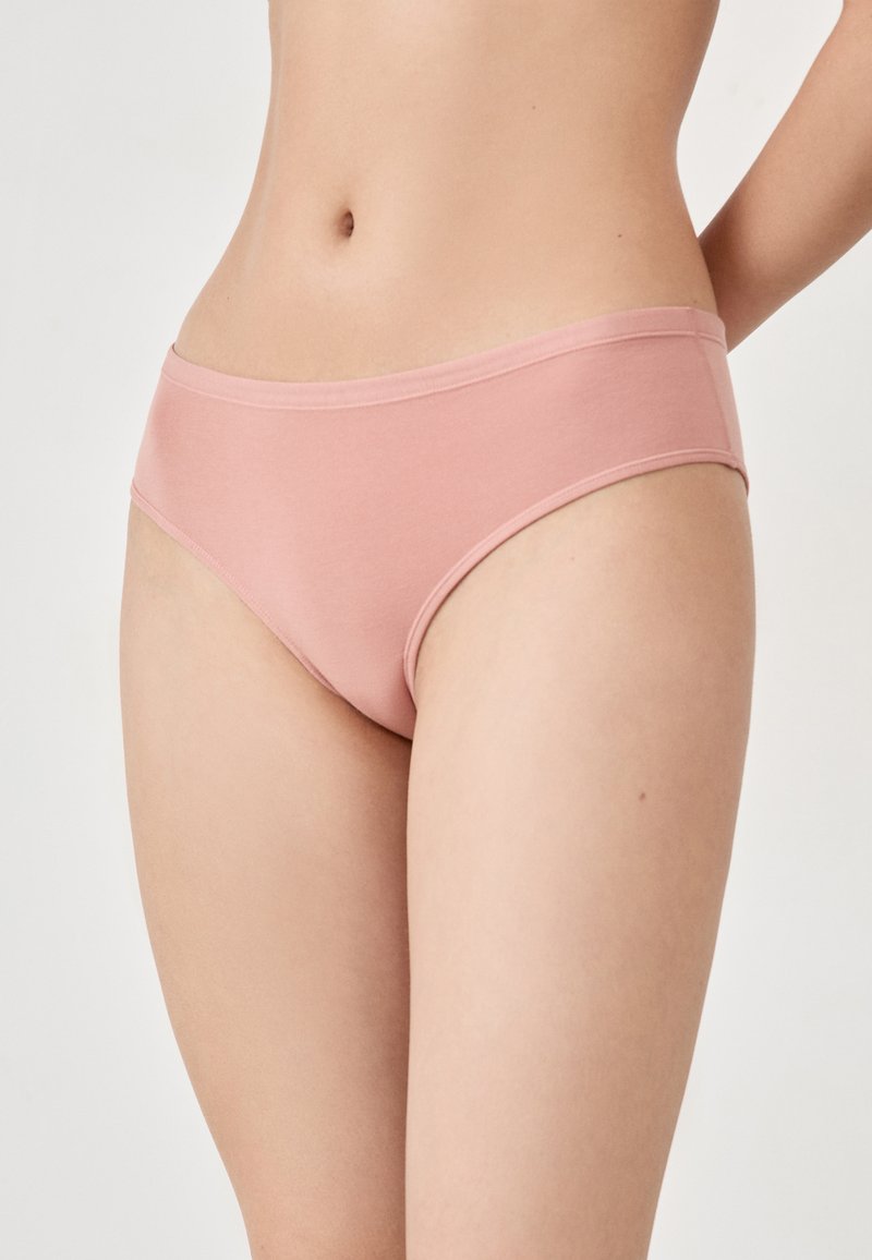 Des slips hipsters en coton rose dotés d'un tissu lisse et extensible, avec une taille simple et une coupe classique, offrant un ajustement serré.