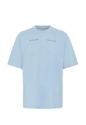 Hellblaues Baumwoll-T-Shirt mit Rundhalsausschnitt, kurzen Ärmeln und bedrucktem Text: „SKATE WITH PURPOSE“ und „GLIDE WITH PASSION“.