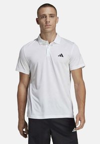 Witte korte mouwen polo shirt voor heren, gemaakt van glad stof, met een kraag en een zwart Adidas-logo op de linkerkant van de borst.