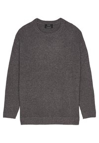 Grauer gerippter Strickpullover mit rundem Halsausschnitt und langen Ärmeln. Verfügt über strukturierte Stoffe und eine lockere Passform. Das Etikett ist am Kragen sichtbar.