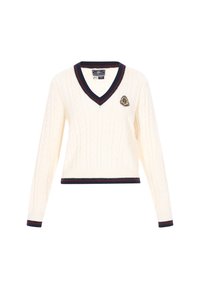 Beige Kabelstrickpullover mit V-Ausschnitt, der marineblaue Akzente am Kragen und Saum aufweist sowie ein dekoratives Patch auf der Brust.