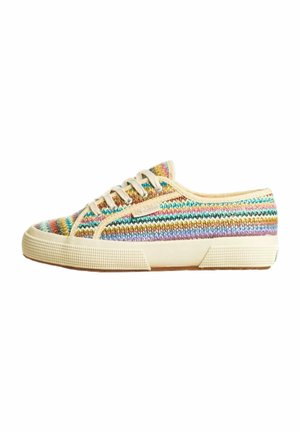 Sneaker bassa con lacci, tomaia in tessuto lavorato a maglia multicolore e suola in gomma beige, vista laterale su sfondo bianco.