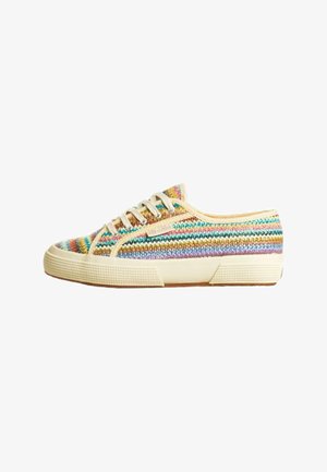 Sneaker bassa con lacci, tomaia in tessuto lavorato a maglia multicolore e suola in gomma beige, vista laterale su sfondo bianco.