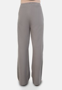 Pantaloni grigi a gamba larga con una texture liscia e vita alta, caratterizzati da un design pulito e senza motivi o dettagli visibili.