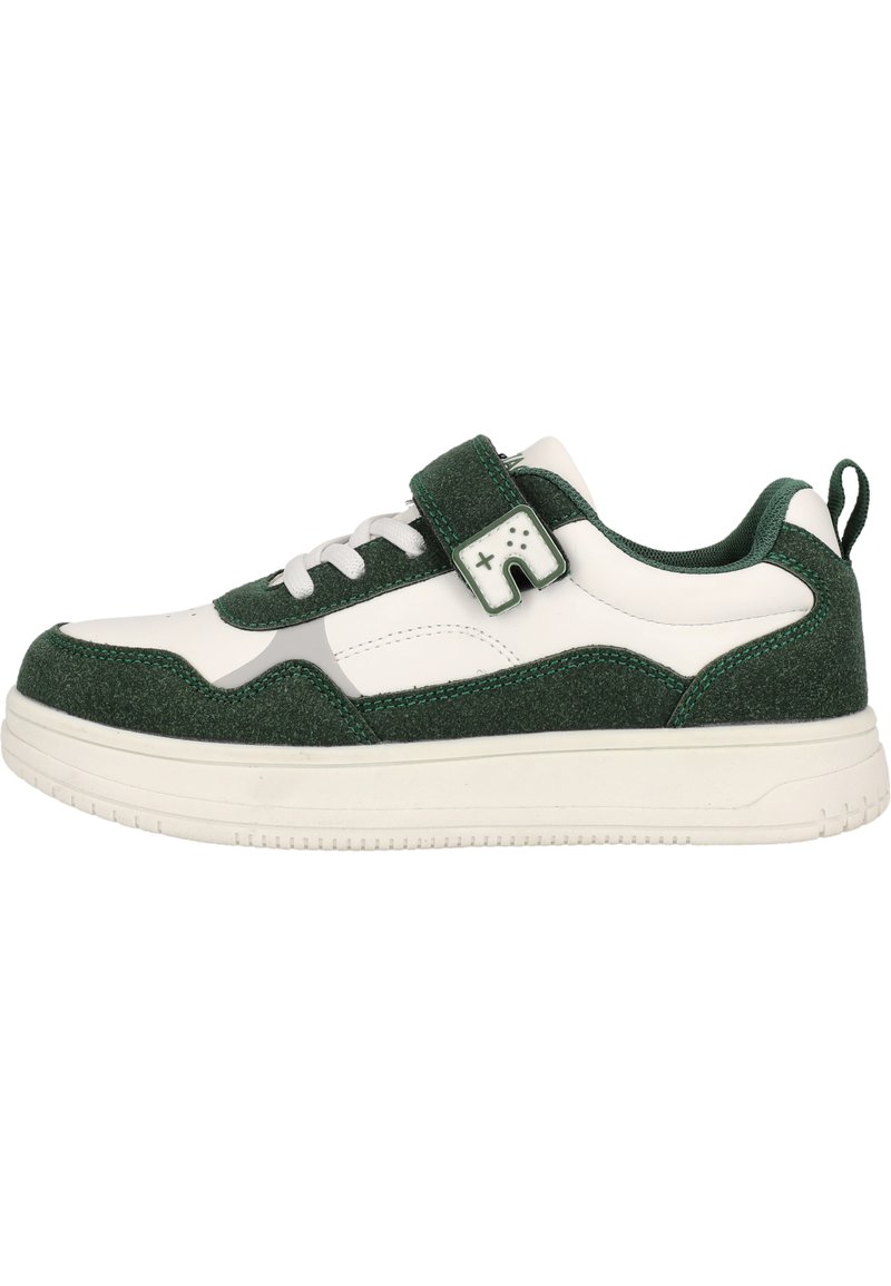 Zapatilla verde y blanca con materiales de ante y cuero sintético, que cuenta con una correa de gancho y bucle, suela texturizada y detalles sutiles.