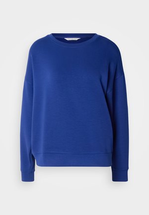 Modrá mikina vyrobená z měkké tkaniny, s klasickým kulatým výstřihem, spadlými ramenními švy a žebrovanými manžetami. Design je uvolněný a jednoduchý.