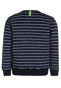 Námořnický modrý svetr s vodorovnými šedými pruhy, žebrovanými manžetami a lemem a neonově zelenou cedulkou na zadní straně výstřihu. Měkký texturovaný materiál.