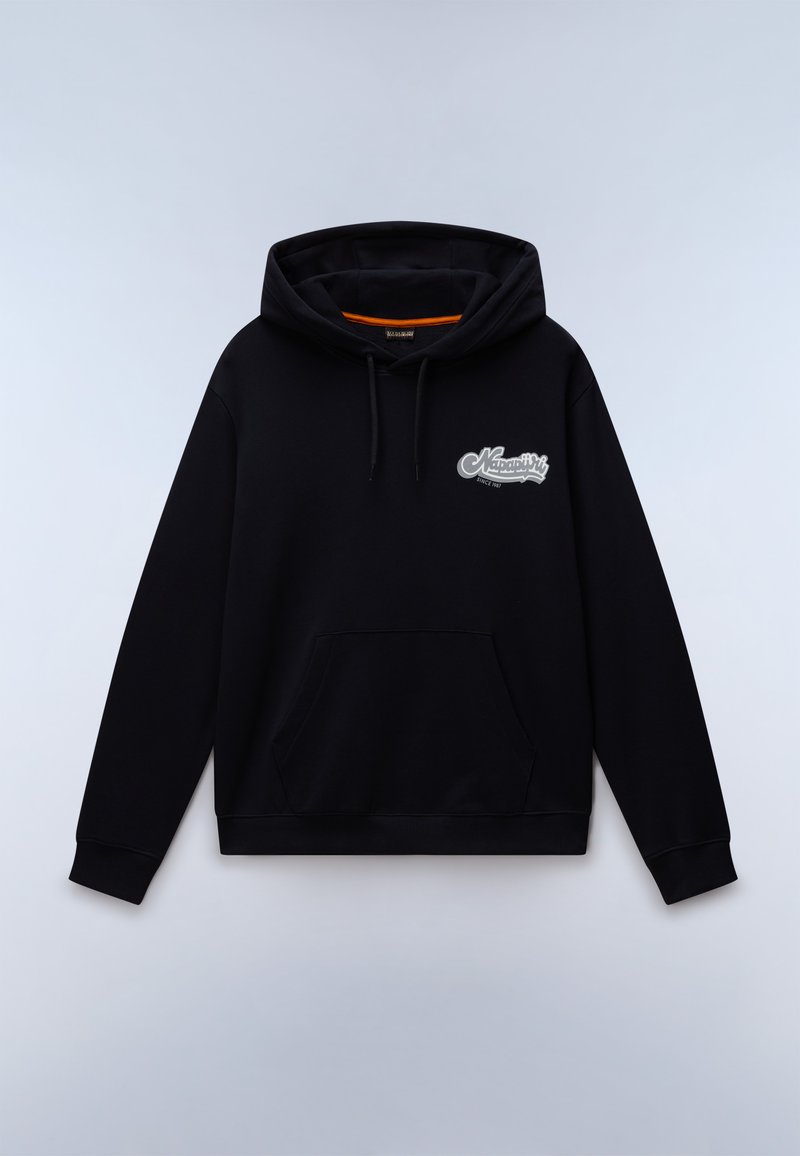 Czarna bluza z kapturem z przednią kieszenią kangurką i białym logo "Napapijri Since 1987" na lewej piersi.