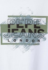 Balta marškinėliai su spausdintu užrašu "PEPE JEANS LONDON" ryškiomis juodomis ir žaliomis spalvomis, su šepetėlio potėpių dizainu.