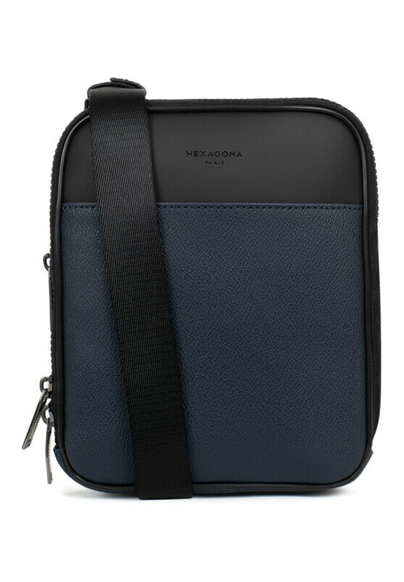 Borsa a tracolla blu navy realizzata in materiale sintetico testurizzato. Presenta una chiusura con zip, una tracolla regolabile e un pannello superiore nero a contrasto.