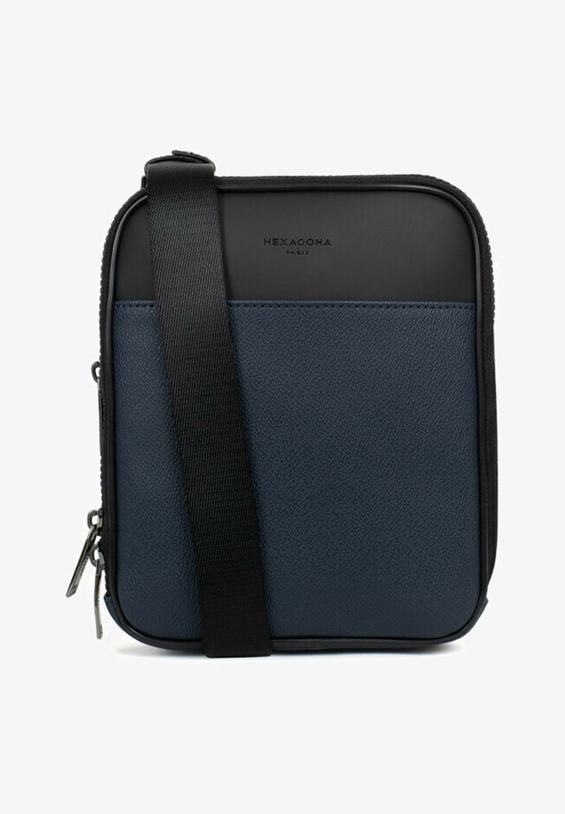 Borsa a tracolla blu navy realizzata in materiale sintetico testurizzato. Presenta una chiusura con zip, una tracolla regolabile e un pannello superiore nero a contrasto.