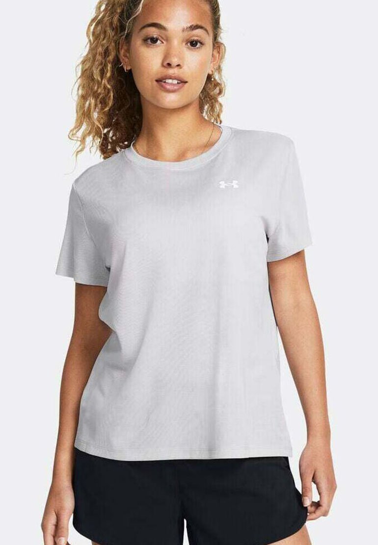T-shirt sportivo grigio chiaro con maniche corte, scollatura rotonda e un piccolo logo bianco sul petto; il tessuto appare liscio e traspirante.