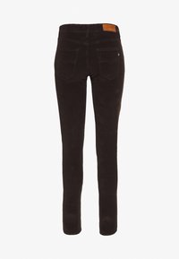 Svarta skinny jeans tillverkade av en bomullsblandning, med en slät yta, diskreta bakfickor och en midjebandslapp i brunt läder.