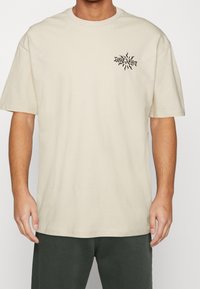 YOURTURN T-shirt med print - off-white