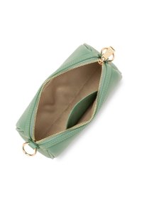 Borsa verde in pelle con zip, dotata di accessori in oro, con interno beige e una tasca aggiuntiva. Texture morbida e forma rettangolare.